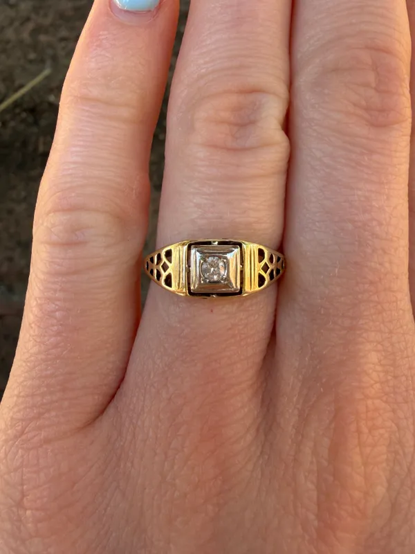 14K gold ring has that timeless vintage feel from auction in Springfield, Missouri