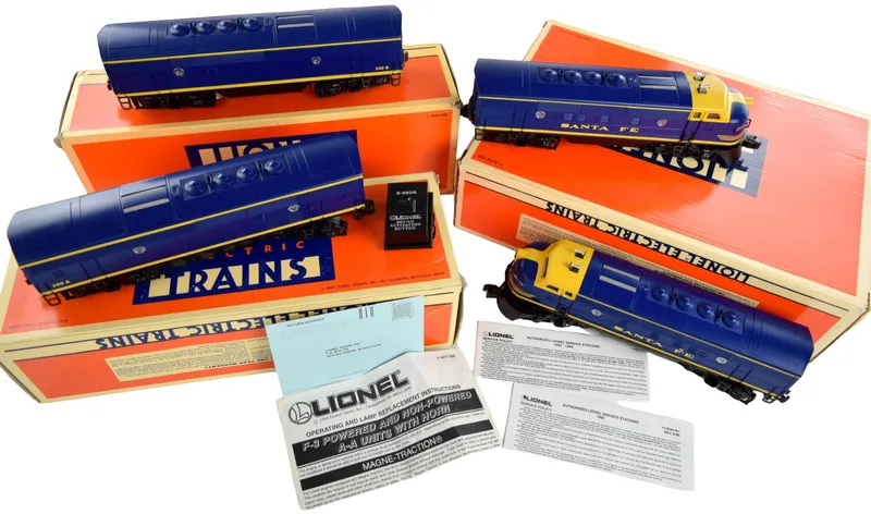 Lionel Electric Trains Santa Fe Blue/Yellow 4 Piece Set from auction in Carrollton, Texas