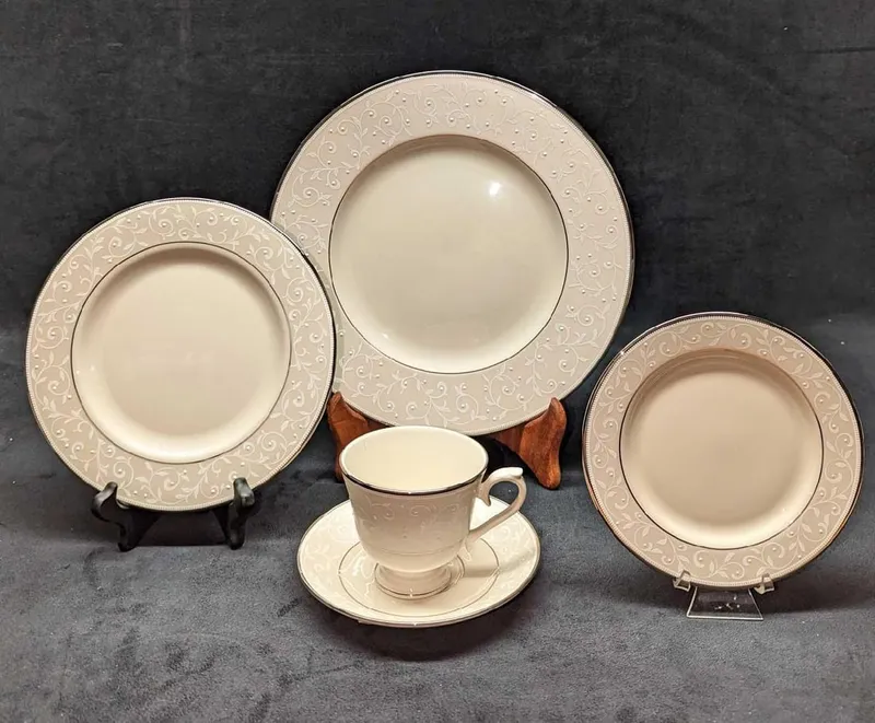 Lenox China Opal Innocence 5 Piece Place Setting D from auction in Orlando, Florida
