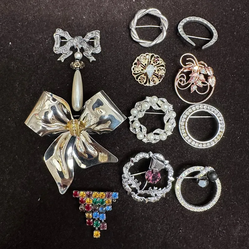 Vintage Rhinestone And Bow Brooch Pin Lot Circle Floral Faux Pearl Costume Jewelry Q39 from auction in Orlando, Florida