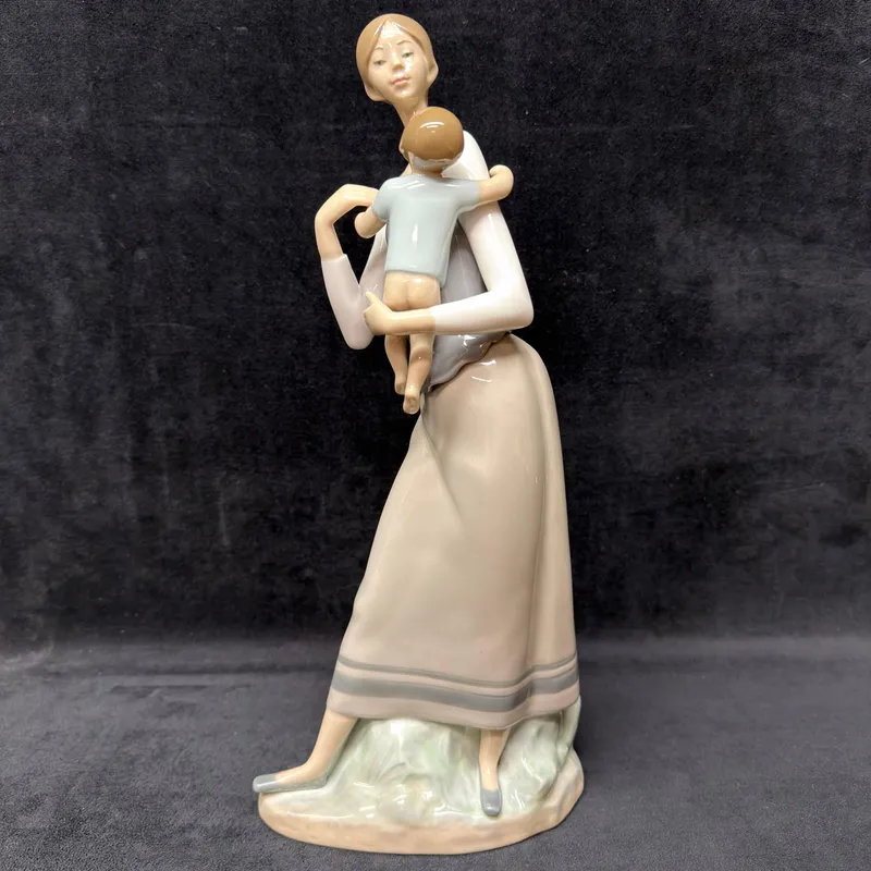 Lladro 4701 Mothers Love Mother and Child Porcelain Figurine R240 from auction in Orlando, Florida