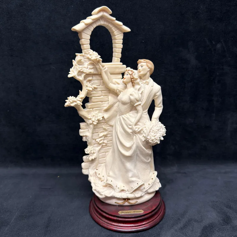 Giuseppe Armani Florence 0201-F Married Couple with Bouquet Figurine R240 from auction in Orlando, Florida