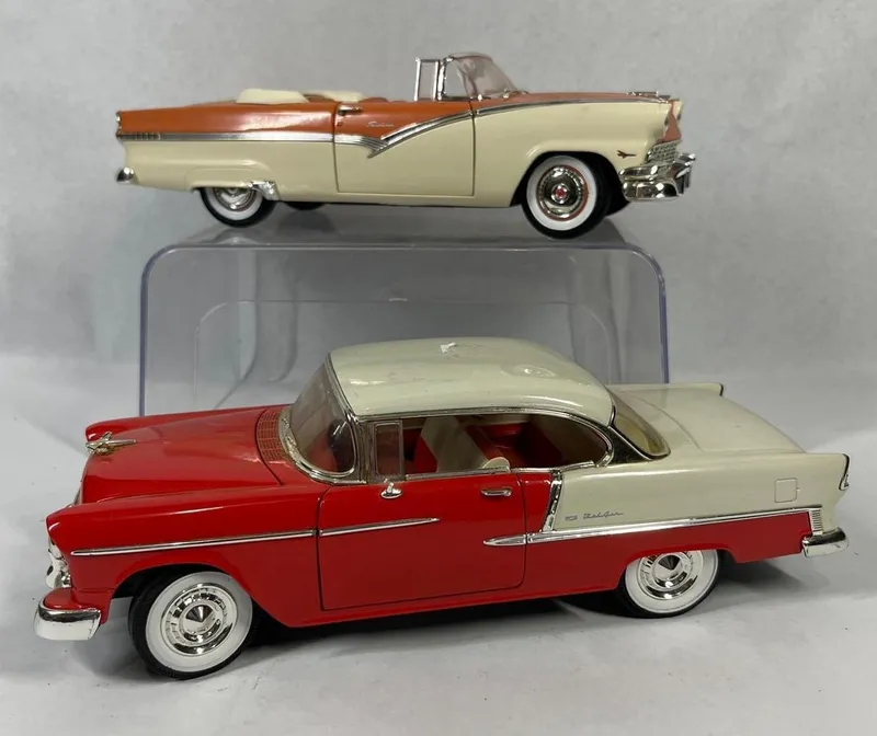 Road Signature 1:18 Chevrolet/Ford Cars from auction in Dundee, Ohio