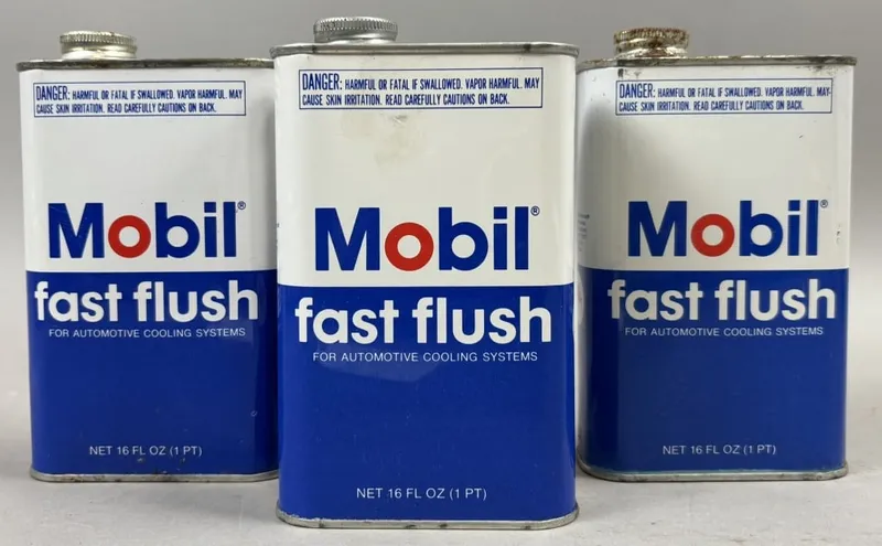 Mobil Fast Flush Full 16oz Metal Gas Oil Can from auction in Jackson, Michigan