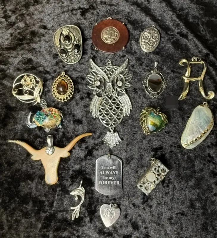 Pendant & Brooches Mixed-Tones from auction in Ottawa, Ohio