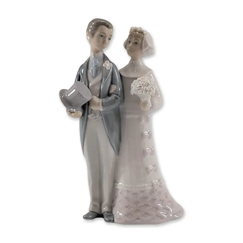 Lladro Glazed Porcelain Wedding Couple Figurine 1004808 from auction in Hollywood, Florida