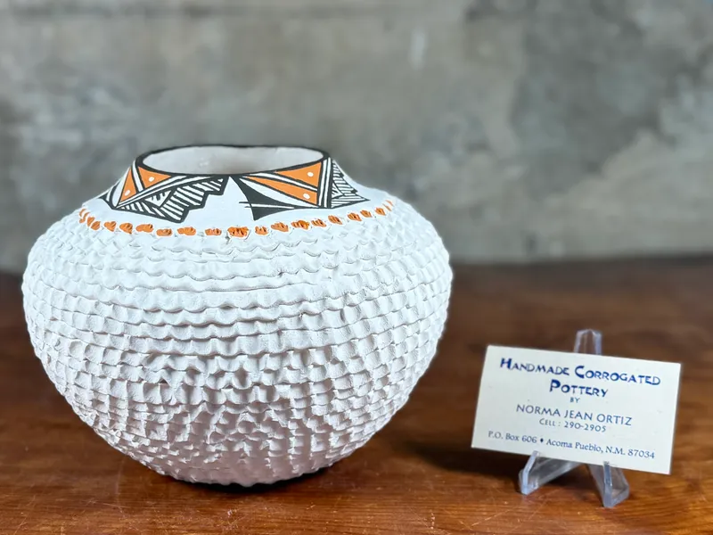 NORMA JEAN ORTIZ, CORRUGATED PINCH POT from auction in Salem, Oregon
