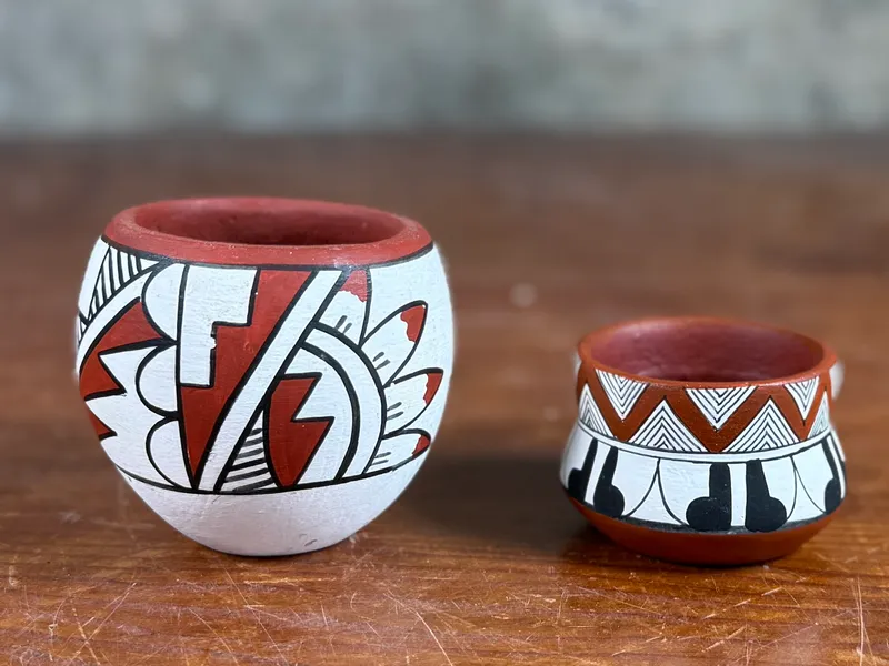 PAIR OF SIGNED NATIVE AMERICAN CLAY POTS from auction in Salem, Oregon