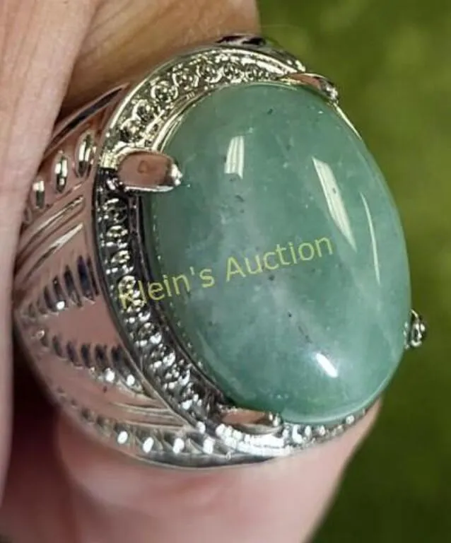 jadeite & silver tone cabochon ring         from auction in wilmington , North Carolina