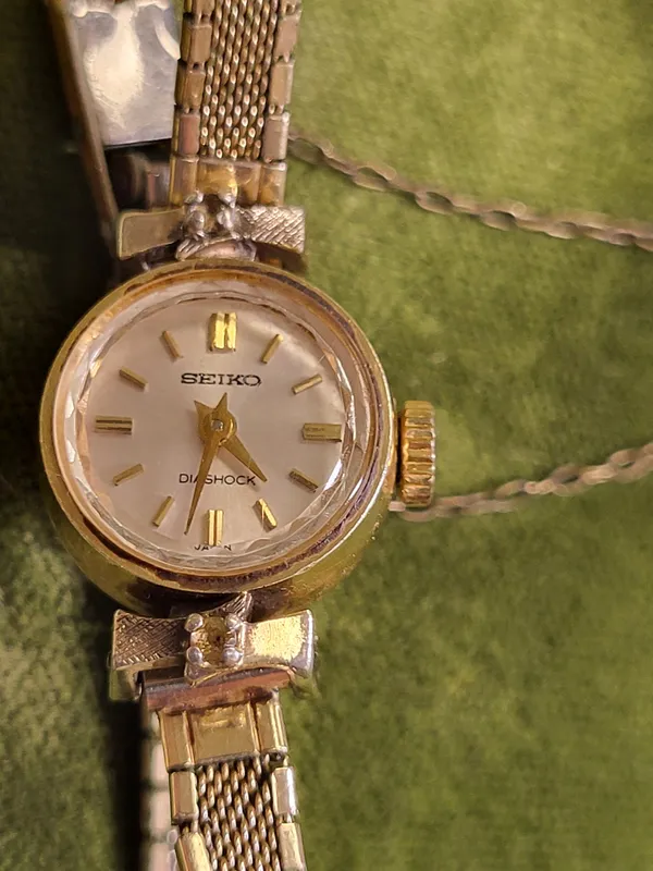 vtg seiko diashock ladies wind up watch working! from auction in wilmington , North Carolina