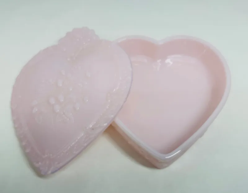 MOSSER PINK TUSCAN GLASS HEART BOX from auction in BETHESDA, Ohio