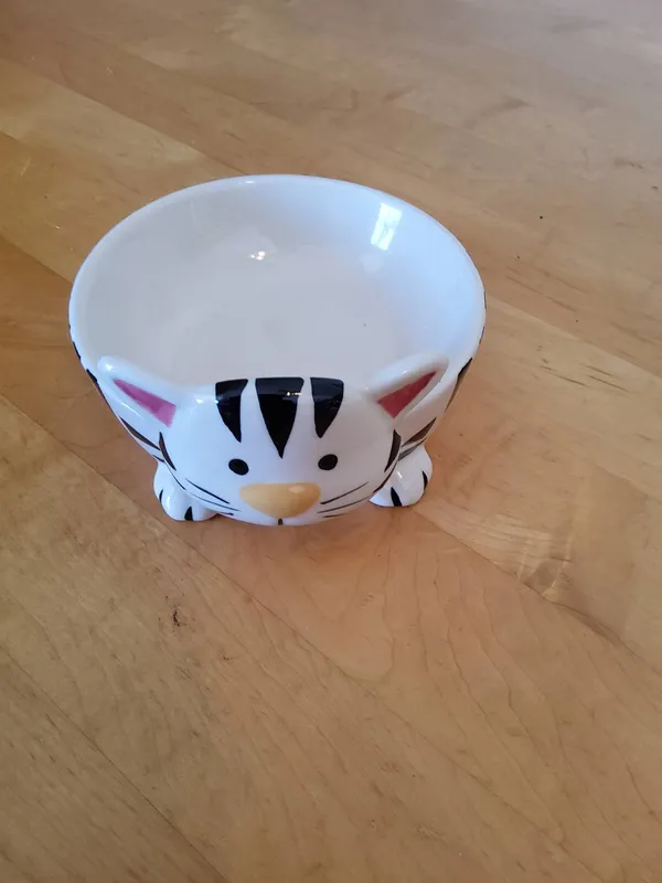White Ceramic Cat-Shaped Bowl from auction in Covington, Louisiana