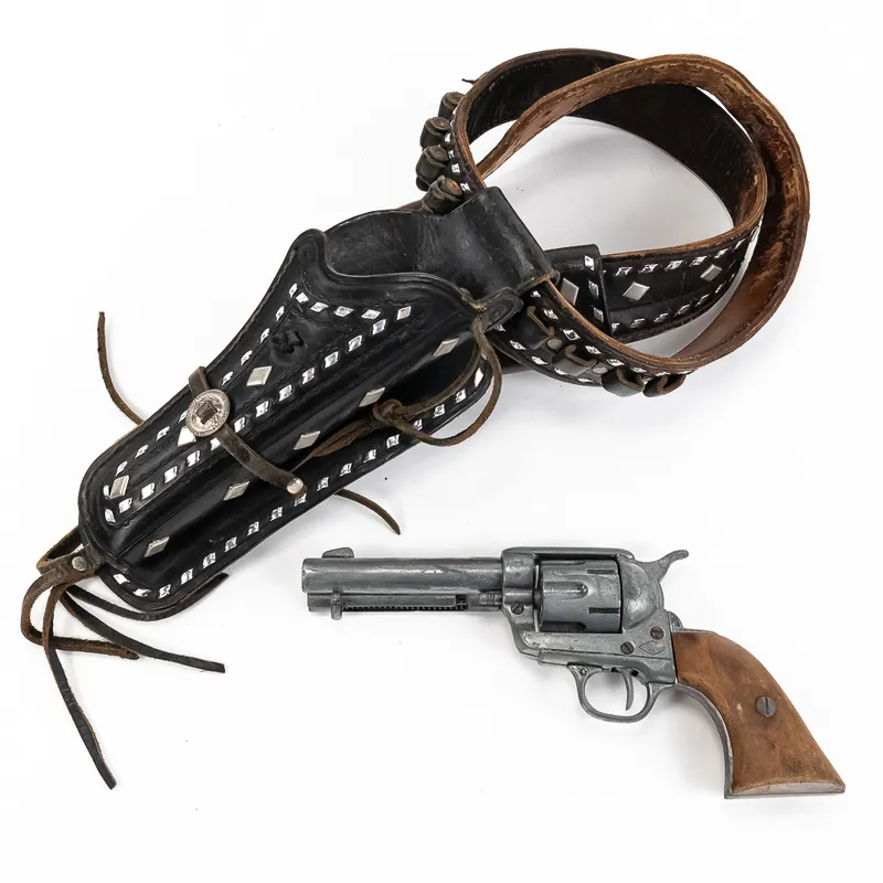 Hondo Single Gun 44" Western Rig with 1x Prop Gun from auction in Union, Illinois