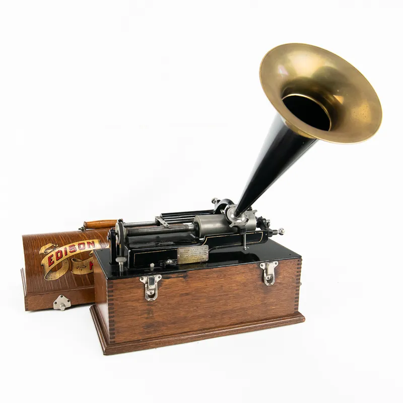 Edison Banner Home 4-Latch Suitcase Phono w/Horn from auction in Union, Illinois
