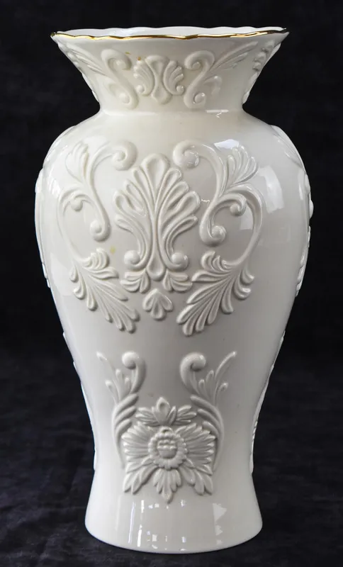 LENOX GEORGIAN COLLECTION PORCELAIN TALL VASE from auction in Aurora, Oregon