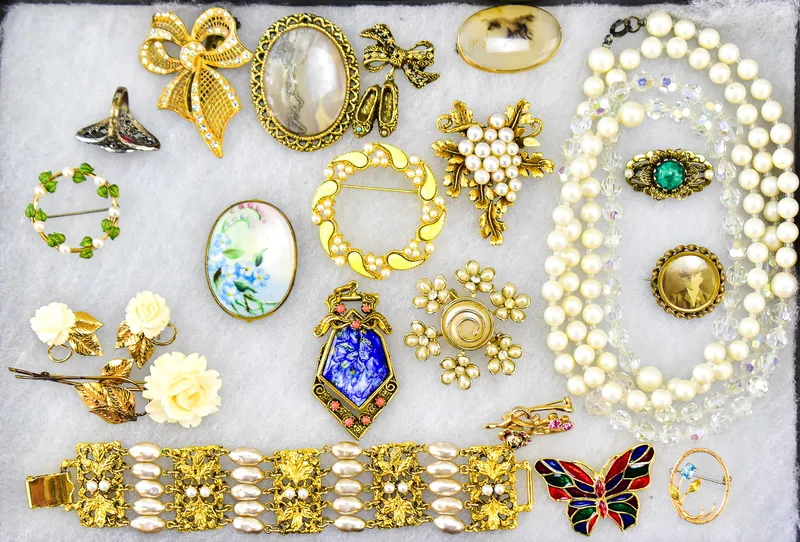 COSTUME JEWELRY ASSORTMENT; KREMENTZ, WINARD, CORO, ETC from auction in Aurora, Oregon