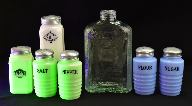 JEANNETTE AND HAZEL ATLAS SHAKERS, GENERAL ELECTRIC REFRIGERATOR BOTTLE from auction in Aurora, Oregon