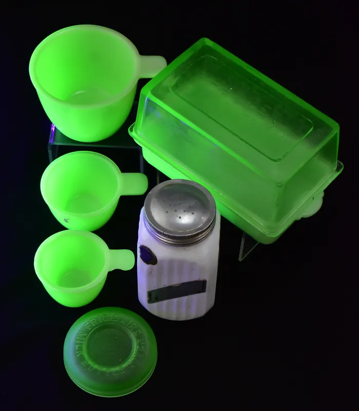 DEPRESSION GLASS ERA KITCHEN GLASSWARE ASSORTMENT from auction in Aurora, Oregon