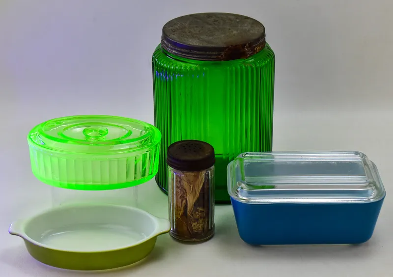 DEPRESSION ERA GLASS KITCHENWARE ASSORTMENT: OWENS-ILLINOIS, ANCHOR HOCKING, PYREX from auction in Aurora, Oregon