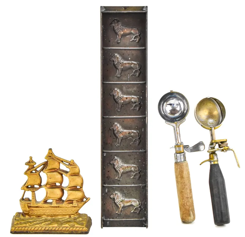 HOME DECOR ASSORTMENT: NAUTICAL BOOKEND, CHOCOLATE MOLD, ICE CREAM SCOOPS from auction in Aurora, Oregon