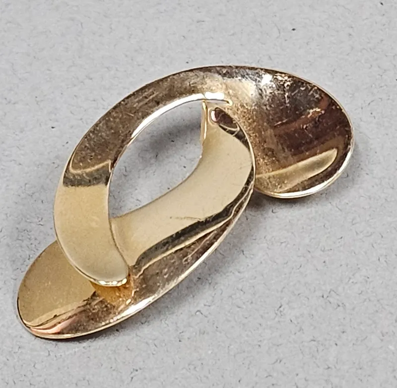 14K Gold Abstract Ribbon Brooch 3.4 Grams from auction in Okemos, Michigan